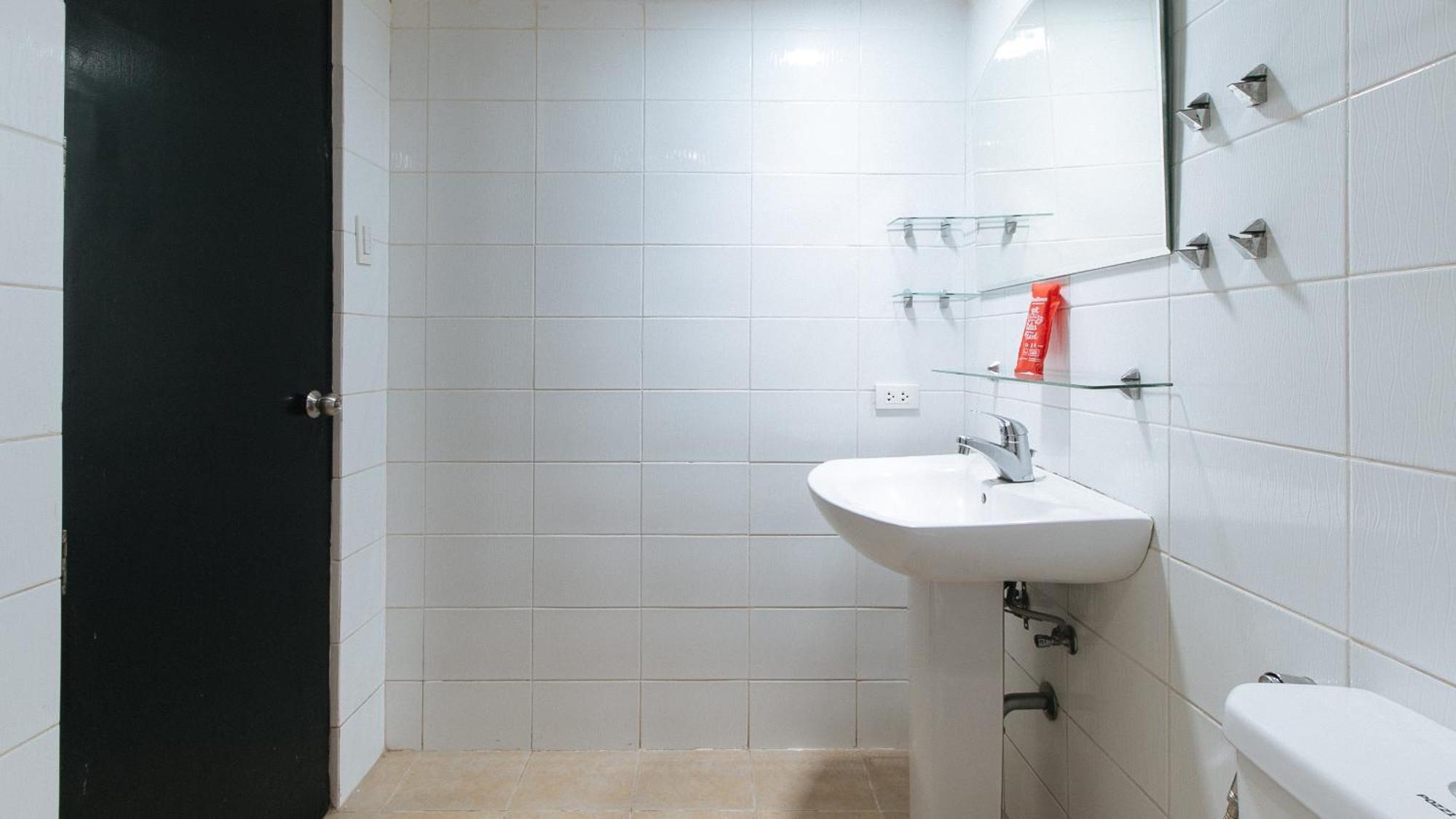 Reddoorz At Dbuilders Rooms Bangkal Makati ماكاتي المظهر الخارجي الصورة